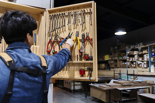포토 JPG 남자 맨라이프 실내 한명 들기 상반신 20대 성인 뒷모습 앞치마 한국인 공구 스패너 작업실 드라이버 목수 목공예 펜치 가구공방 목장갑 성인남자한명만 공방체험 국내포토 직업 1 라이프스타일 뷰포인트 장갑 모션 사람 동양인 청년 내부 도구 체험 공예 남자한명만 성인남자만 파일형식