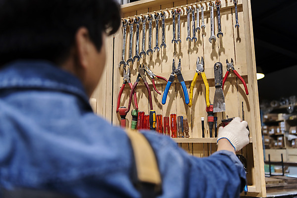 포토 JPG 남자 맨라이프 실내 한명 상반신 20대 성인 목재 뒷모습 앞치마 한국인 공구 스패너 잡기 작업실 드라이버 소프트포커스 목수 목공예 펜치 가구공방 목장갑 성인남자한명만 공방체험 국내포토 나무 직업 1 라이프스타일 뷰포인트 장갑 재료 모션 촬영기법 사람 동양인 청년 내부 도구 체험 공예 남자한명만 성인남자만 파일형식
