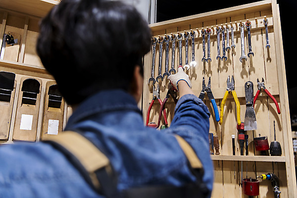 포토 JPG 남자 맨라이프 실내 한명 상반신 20대 성인 뒷모습 앞치마 한국인 공구 스패너 가리킴 작업실 드라이버 소프트포커스 목수 목공예 펜치 가구공방 대패 목장갑 성인남자한명만 공방체험 국내포토 직업 1 라이프스타일 뷰포인트 장갑 촬영기법 사람 동양인 손짓 청년 내부 도구 체험 공예 남자한명만 성인남자만 파일형식