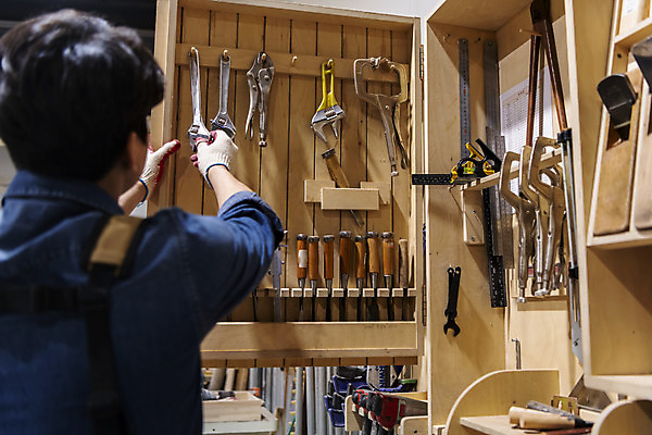 포토 JPG 남자 맨라이프 실내 한명 상반신 20대 성인 뒷모습 앞치마 한국인 공구 스패너 잡기 작업실 목수 목공예 가구공방 대패 목장갑 성인남자한명만 공방체험 국내포토 직업 1 라이프스타일 뷰포인트 장갑 모션 사람 동양인 청년 내부 도구 체험 공예 남자한명만 성인남자만 파일형식
