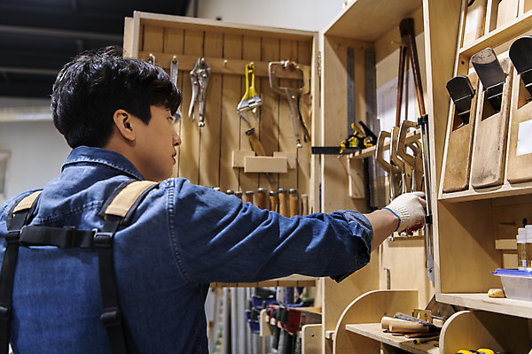 포토 JPG 남자 맨라이프 실내 자 한명 상반신 20대 성인 뒷모습 앞치마 한국인 공구 잡기 작업실 목수 목공예 가구공방 대패 목장갑 성인남자한명만 공방체험 국내포토 직업 1 라이프스타일 뷰포인트 장갑 모션 문구용품 사람 동양인 청년 내부 도구 체험 공예 남자한명만 성인남자만 파일형식