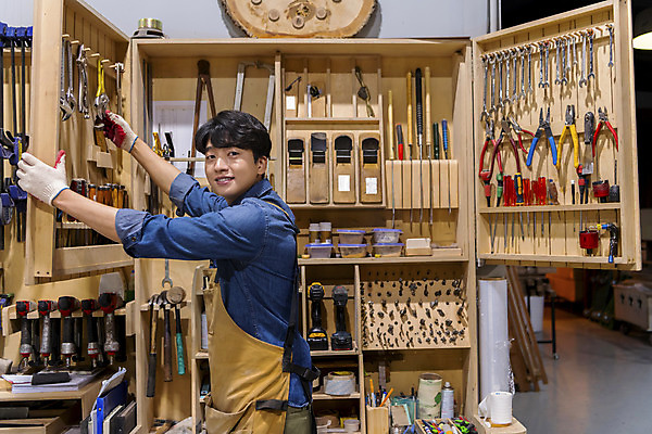 포토 JPG 응시 남자 맨라이프 실내 한명 미소 상반신 20대 성인 옆모습 앞치마 한국인 공구 잡기 작업실 공구함 목수 목공예 가구공방 목장갑 성인남자한명만 공방체험 국내포토 직업 1 라이프스타일 시선 뷰포인트 장갑 모션 표정 사람 동양인 청년 내부 도구 체험 공예 남자한명만 성인남자만 파일형식