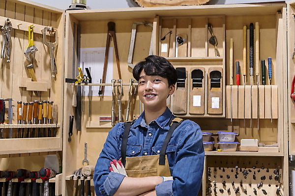 포토 JPG 응시 남자 맨라이프 실내 한명 미소 상반신 20대 성인 앞모습 팔짱 앞치마 한국인 공구 작업실 공구함 목수 목공예 가구공방 성인남자한명만 공방체험 국내포토 직업 1 라이프스타일 시선 뷰포인트 모션 표정 사람 동양인 청년 내부 도구 체험 공예 남자한명만 성인남자만 파일형식