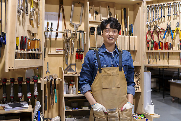 포토 JPG 응시 남자 맨라이프 실내 한명 미소 상반신 20대 성인 앞모습 앞치마 한국인 공구 작업실 공구함 목수 주머니손 목공예 가구공방 목장갑 성인남자한명만 공방체험 국내포토 직업 1 라이프스타일 시선 뷰포인트 장갑 모션 표정 사람 동양인 청년 내부 도구 체험 공예 남자한명만 성인남자만 파일형식