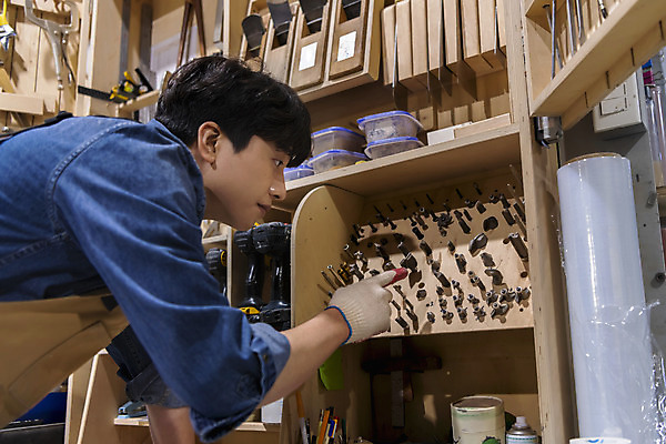 포토 JPG 응시 남자 맨라이프 실내 한명 상반신 20대 성인 옆모습 앞치마 한국인 가리킴 작업실 목수 목공예 가구공방 드릴비트 목장갑 성인남자한명만 공방체험 국내포토 직업 1 라이프스타일 시선 뷰포인트 장갑 사람 동양인 손짓 청년 내부 체험 공예 남자한명만 성인남자만 파일형식