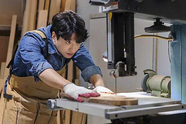 포토 JPG 응시 남자 맨라이프 실내 한명 상반신 20대 성인 목재 앞모습 앞치마 한국인 잡기 작업실 자르기 목수 목공예 가구공방 목장갑 절단기 성인남자한명만 공방체험 국내포토 나무 직업 1 라이프스타일 시선 뷰포인트 장갑 재료 모션 사람 동양인 청년 내부 기계 체험 공예 남자한명만 성인남자만 파일형식