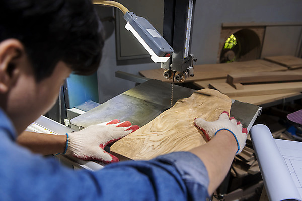 포토 JPG 남자 맨라이프 실내 한명 상반신 20대 성인 목재 뒷모습 한국인 잡기 작업실 자르기 목수 목공예 가구공방 목장갑 절단기 성인남자한명만 공방체험 국내포토 나무 직업 1 라이프스타일 뷰포인트 장갑 재료 모션 사람 동양인 청년 내부 기계 체험 공예 남자한명만 성인남자만 파일형식