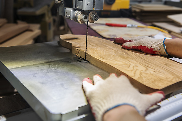 포토 JPG 손 맨라이프 실내 목재 신체부위 잡기 작업실 자르기 목수 목공예 가구공방 목장갑 절단기 공방체험 국내포토 나무 직업 라이프스타일 남자 장갑 재료 모션 사람 내부 기계 체험 공예 파일형식