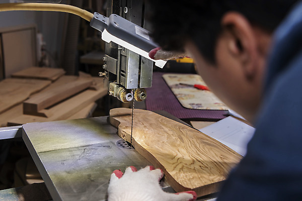 포토 JPG 남자 맨라이프 실내 한명 상반신 20대 성인 목재 뒷모습 한국인 잡기 작업실 소프트포커스 자르기 목수 목공예 가구공방 목장갑 절단기 성인남자한명만 공방체험 국내포토 나무 직업 1 라이프스타일 뷰포인트 장갑 재료 모션 촬영기법 사람 동양인 청년 내부 기계 체험 공예 남자한명만 성인남자만 파일형식