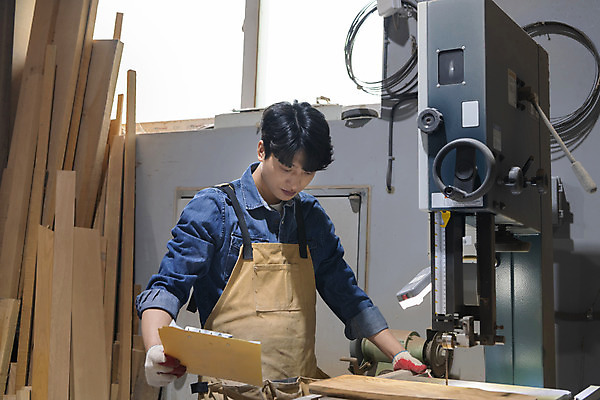 포토 JPG 응시 남자 맨라이프 실내 한명 들기 상반신 20대 성인 목재 앞모습 앞치마 한국인 작업실 목수 목공예 가구공방 목장갑 서류판 절단기 성인남자한명만 공방체험 국내포토 나무 직업 1 라이프스타일 시선 뷰포인트 장갑 재료 모션 사람 동양인 청년 내부 사무용품 기계 체험 공예 남자한명만 성인남자만 파일형식