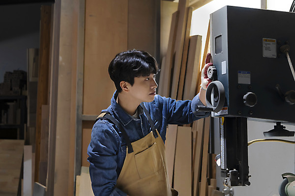 포토 JPG 응시 남자 맨라이프 실내 한명 상반신 20대 성인 목재 옆모습 앞치마 한국인 잡기 작업실 목수 확인 목공예 가구공방 목장갑 절단기 성인남자한명만 공방체험 국내포토 나무 직업 1 라이프스타일 시선 뷰포인트 장갑 재료 모션 사람 동양인 청년 내부 기계 체험 공예 남자한명만 성인남자만 파일형식