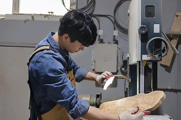 포토 JPG 남자 맨라이프 조명 실내 한명 들기 상반신 20대 성인 목재 옆모습 앞치마 한국인 작업실 목수 확인 목공예 가구공방 목장갑 절단기 성인남자한명만 공방체험 국내포토 나무 직업 1 라이프스타일 뷰포인트 장갑 재료 모션 사람 동양인 청년 내부 기계 체험 공예 남자한명만 성인남자만 파일형식