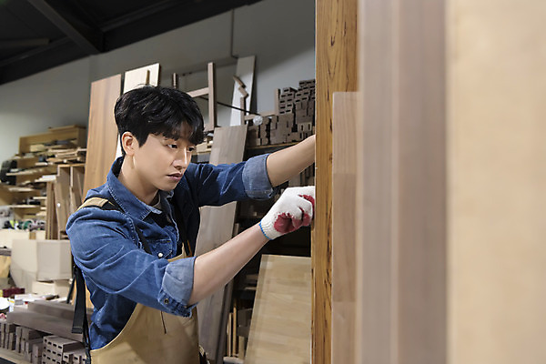 포토 JPG 응시 남자 맨라이프 실내 한명 상반신 20대 성인 목재 옆모습 앞치마 한국인 작업실 목수 목공예 가구공방 목장갑 성인남자한명만 공방체험 국내포토 나무 직업 1 라이프스타일 시선 뷰포인트 장갑 재료 사람 동양인 청년 내부 체험 공예 남자한명만 성인남자만 파일형식
