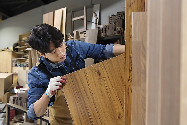 포토 JPG 응시 남자 맨라이프 실내 한명 상반신 20대 성인 목재 앞모습 앞치마 한국인 잡기 작업실 목수 목공예 가구공방 목장갑 성인남자한명만 공방체험 국내포토 나무 직업 1 라이프스타일 시선 뷰포인트 장갑 재료 모션 사람 동양인 청년 내부 체험 공예 남자한명만 성인남자만 파일형식