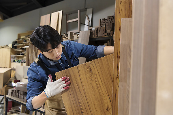 포토 JPG 응시 남자 맨라이프 실내 한명 상반신 20대 성인 목재 앞모습 앞치마 한국인 작업실 목수 목공예 가구공방 목장갑 성인남자한명만 공방체험 국내포토 나무 직업 1 라이프스타일 시선 뷰포인트 장갑 재료 사람 동양인 청년 내부 체험 공예 남자한명만 성인남자만 파일형식