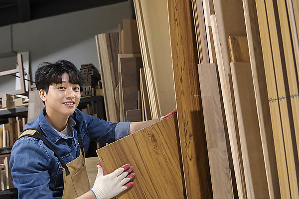 포토 JPG 응시 남자 맨라이프 실내 한명 미소 상반신 20대 성인 목재 앞모습 앞치마 한국인 잡기 작업실 목수 목공예 가구공방 목장갑 성인남자한명만 공방체험 국내포토 나무 직업 1 라이프스타일 시선 뷰포인트 장갑 재료 모션 표정 사람 동양인 청년 내부 체험 공예 남자한명만 성인남자만 파일형식