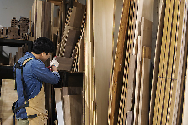 포토 JPG 남자 맨라이프 실내 한명 상반신 20대 성인 목재 뒷모습 앞치마 한국인 잡기 작업실 목수 목공예 가구공방 목장갑 성인남자한명만 공방체험 국내포토 나무 직업 1 라이프스타일 뷰포인트 장갑 재료 모션 사람 동양인 청년 내부 체험 공예 남자한명만 성인남자만 파일형식