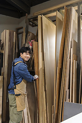 포토 JPG 응시 남자 맨라이프 실내 한명 미소 상반신 20대 성인 목재 옆모습 앞치마 한국인 잡기 뒤돌아보기 작업실 목수 목공예 가구공방 목장갑 성인남자한명만 공방체험 국내포토 나무 직업 1 라이프스타일 시선 뷰포인트 장갑 재료 모션 표정 사람 동양인 청년 내부 체험 공예 남자한명만 성인남자만 파일형식