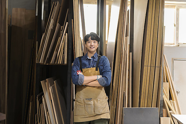 포토 JPG 응시 남자 맨라이프 실내 한명 미소 상반신 20대 성인 목재 앞모습 팔짱 앞치마 한국인 작업실 목수 목공예 가구공방 목장갑 성인남자한명만 공방체험 국내포토 나무 직업 1 라이프스타일 시선 뷰포인트 장갑 재료 모션 표정 사람 동양인 청년 내부 체험 공예 남자한명만 성인남자만 파일형식