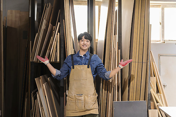 포토 JPG 응시 남자 맨라이프 팔벌리기 실내 한명 미소 상반신 20대 성인 목재 앞모습 앞치마 한국인 작업실 목수 목공예 가구공방 목장갑 성인남자한명만 공방체험 국내포토 나무 직업 1 라이프스타일 시선 뷰포인트 장갑 재료 모션 표정 사람 동양인 청년 내부 체험 공예 남자한명만 성인남자만 파일형식