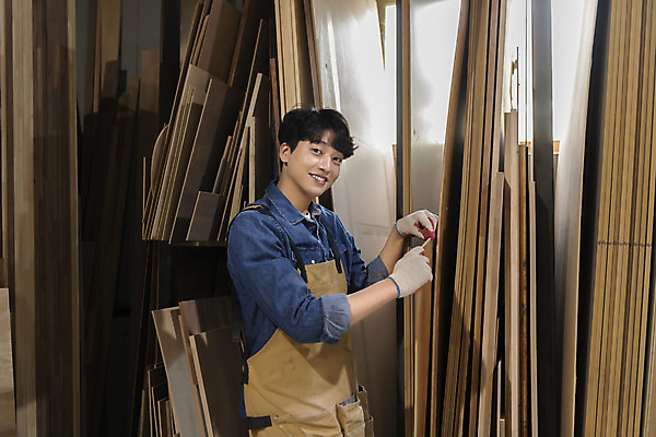 포토 JPG 응시 남자 맨라이프 실내 한명 미소 상반신 20대 성인 목재 옆모습 앞치마 한국인 잡기 작업실 목수 목공예 가구공방 목장갑 성인남자한명만 공방체험 국내포토 나무 직업 1 라이프스타일 시선 뷰포인트 장갑 재료 모션 표정 사람 동양인 청년 내부 체험 공예 남자한명만 성인남자만 파일형식