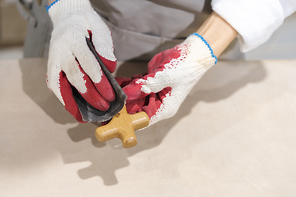 포토 JPG 우먼라이프 손 여자 기독교 실내 한명 들기 상반신 20대 성인 목재 한국인 목수 목공예 가구공방 나무십자가 사포 다듬기 목장갑 성인여자한명만 공방체험 국내포토 나무 직업 1 라이프스타일 종교 장갑 십자가 재료 모션 사람 동양인 청년 내부 신체부위 체험 작업실 공예 여자한명만 성인여자만 파일형식
