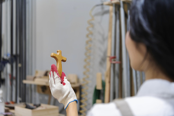 포토 JPG 우먼라이프 여자 기독교 실내 한명 들기 상반신 20대 성인 목재 뒷모습 앞치마 한국인 작업실 목수 목공예 가구공방 나무십자가 목장갑 성인여자한명만 공방체험 국내포토 나무 직업 1 라이프스타일 종교 뷰포인트 장갑 십자가 재료 모션 사람 동양인 청년 내부 체험 공예 여자한명만 성인여자만 파일형식