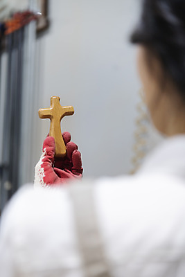 포토 JPG 우먼라이프 여자 기독교 실내 한명 들기 상반신 20대 성인 목재 뒷모습 앞치마 한국인 작업실 소프트포커스 목수 목공예 가구공방 나무십자가 목장갑 성인여자한명만 공방체험 국내포토 나무 직업 1 라이프스타일 종교 뷰포인트 장갑 십자가 재료 모션 촬영기법 사람 동양인 청년 내부 체험 공예 여자한명만 성인여자만 파일형식