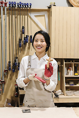 포토 JPG 우먼라이프 응시 여자 기독교 실내 한명 미소 들기 상반신 20대 성인 목재 앞모습 앞치마 한국인 작업실 목수 목공예 보여주기 가구공방 나무십자가 목장갑 성인여자한명만 공방체험 국내포토 나무 직업 1 라이프스타일 시선 종교 뷰포인트 장갑 십자가 재료 모션 표정 사람 동양인 청년 내부 체험 공예 여자한명만 성인여자만 파일형식