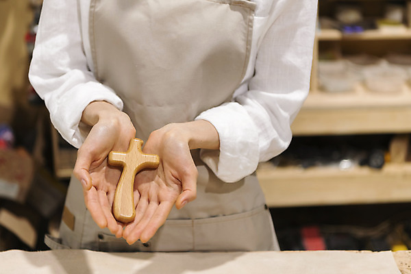 포토 JPG 우먼라이프 여자 실내 한명 들기 상반신 20대 성인 목재 앞모습 아웃포커스 앞치마 한국인 작업실 목수 목공예 보여주기 가구공방 나무십자가 성인여자한명만 공방체험 국내포토 나무 직업 1 라이프스타일 뷰포인트 십자가 재료 모션 촬영기법 사람 동양인 청년 내부 체험 공예 여자한명만 성인여자만 파일형식