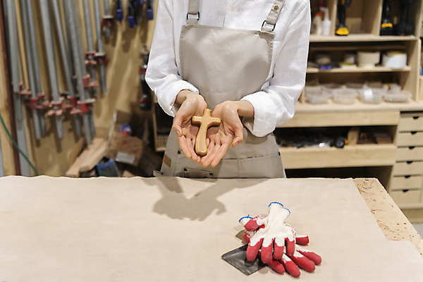 포토 JPG 우먼라이프 여자 기독교 실내 한명 들기 상반신 20대 성인 목재 앞모습 앞치마 한국인 작업실 목수 목공예 보여주기 가구공방 나무십자가 목장갑 성인여자한명만 공방체험 국내포토 나무 직업 1 라이프스타일 종교 뷰포인트 장갑 십자가 재료 모션 사람 동양인 청년 내부 체험 공예 여자한명만 성인여자만 파일형식