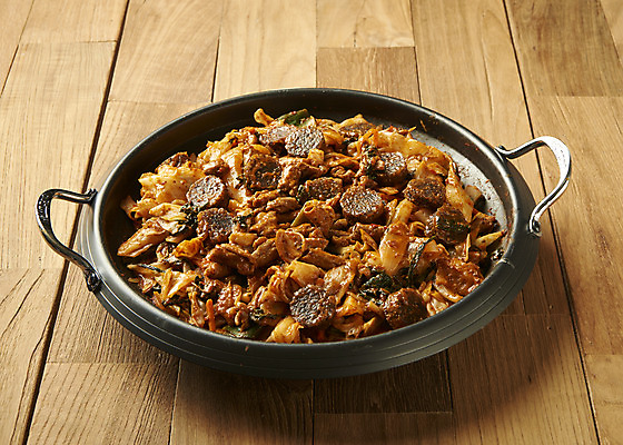 포토 JPG 스튜디오촬영 실내 요리 사람없음 기호식품 순대곱창볶음 전골냄비 나무배경 야채곱창 국내포토 음식 백그라운드 내부 냄비 볶음 곱창 파일형식