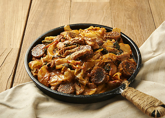 포토 JPG 스튜디오촬영 실내 요리 사람없음 프라이팬 천 기호식품 순대곱창볶음 나무배경 야채곱창 국내포토 음식 백그라운드 주방용품 내부 직물 볶음 곱창 파일형식