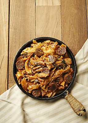 포토 JPG 스튜디오촬영 실내 요리 사람없음 하이앵글 프라이팬 천 기호식품 순대곱창볶음 나무배경 야채곱창 국내포토 음식 뷰포인트 백그라운드 주방용품 내부 직물 볶음 곱창 파일형식