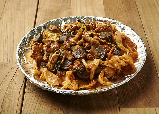 포토 JPG 스튜디오촬영 실내 요리 사람없음 기호식품 순대곱창볶음 은박접시 나무배경 야채곱창 국내포토 접시 음식 백그라운드 내부 볶음 곱창 파일형식