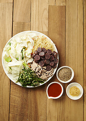 포토 JPG 스튜디오촬영 접시 식재료 실내 요리 사람없음 하이앵글 양념 양배추 깻잎 기호식품 순대 곱창 당면 순대곱창볶음 나무배경 야채곱창 국내포토 식기 음식 뷰포인트 백그라운드 채소 육류 내부 볶음 파일형식