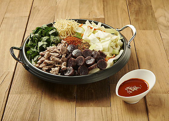 포토 JPG 스튜디오촬영 식재료 실내 요리 사람없음 양념 양배추 깻잎 기호식품 순대 곱창 당면 순대곱창볶음 전골냄비 나무배경 야채곱창 국내포토 음식 백그라운드 채소 육류 내부 냄비 볶음 파일형식