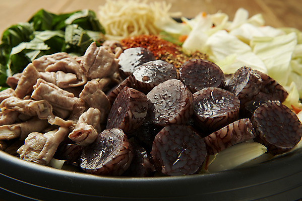 포토 JPG 스튜디오촬영 식재료 실내 요리 근접촬영 사람없음 양배추 깻잎 기호식품 순대 곱창 당면 순대곱창볶음 야채곱창 국내포토 음식 뷰포인트 채소 육류 내부 볶음 파일형식