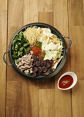 포토 JPG 스튜디오촬영 식재료 실내 요리 사람없음 하이앵글 양념 양배추 깻잎 기호식품 순대 곱창 당면 순대곱창볶음 전골냄비 나무배경 야채곱창 국내포토 음식 뷰포인트 백그라운드 채소 육류 내부 냄비 볶음 파일형식