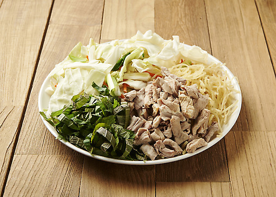 포토 JPG 스튜디오촬영 접시 식재료 실내 요리 사람없음 양배추 깻잎 기호식품 곱창 당면 나무배경 야채곱창 국내포토 식기 음식 백그라운드 채소 육류 내부 파일형식