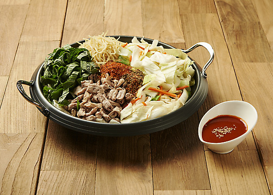 포토 JPG 스튜디오촬영 식재료 실내 요리 사람없음 양념 양배추 깻잎 기호식품 곱창 당면 전골냄비 나무배경 야채곱창 국내포토 음식 백그라운드 채소 육류 내부 냄비 파일형식