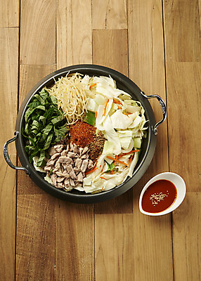 포토 JPG 스튜디오촬영 식재료 실내 요리 사람없음 하이앵글 양념 양배추 깻잎 기호식품 전골 당면 전골냄비 나무배경 야채곱창 국내포토 음식 뷰포인트 백그라운드 채소 내부 냄비 곱창 파일형식