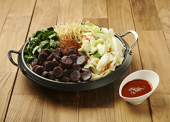 포토 JPG 스튜디오촬영 식재료 실내 요리 사람없음 양념 양배추 깻잎 기호식품 순대 당면 순대볶음 전골냄비 나무배경 국내포토 음식 백그라운드 채소 내부 냄비 볶음 파일형식