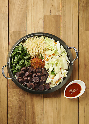 포토 JPG 스튜디오촬영 식재료 실내 요리 사람없음 하이앵글 양념 양배추 깻잎 기호식품 순대 당면 순대볶음 전골냄비 나무배경 국내포토 음식 뷰포인트 백그라운드 채소 내부 냄비 볶음 파일형식