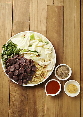 포토 JPG 스튜디오촬영 접시 식재료 실내 요리 사람없음 하이앵글 양념 양배추 깻잎 기호식품 순대 당면 순대볶음 나무배경 국내포토 식기 음식 뷰포인트 백그라운드 채소 내부 볶음 파일형식