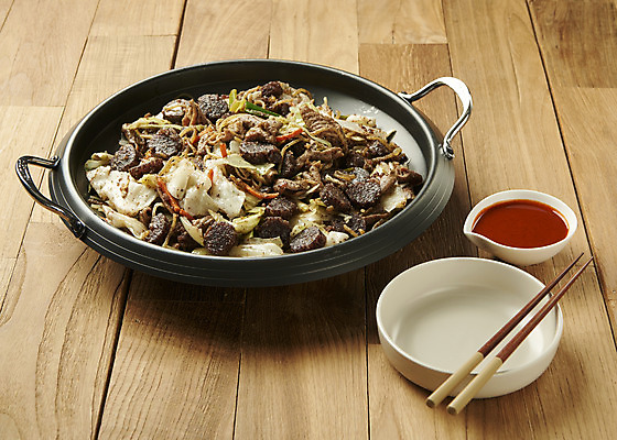 포토 JPG 스튜디오촬영 접시 실내 요리 사람없음 양념 담기 기호식품 나무젓가락 순대곱창볶음 전골냄비 나무배경 야채곱창 국내포토 식기 음식 백그라운드 젓가락 모션 내부 냄비 볶음 곱창 파일형식