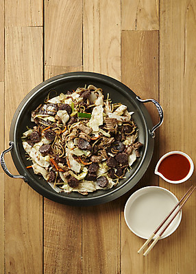 포토 JPG 스튜디오촬영 접시 실내 요리 사람없음 하이앵글 양념 기호식품 나무젓가락 순대곱창볶음 전골냄비 나무배경 야채곱창 국내포토 식기 음식 뷰포인트 백그라운드 젓가락 내부 냄비 볶음 곱창 파일형식