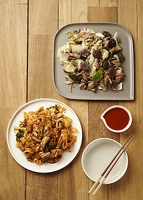 포토 JPG 스튜디오촬영 접시 실내 요리 사람없음 하이앵글 양념 담기 기호식품 나무젓가락 순대곱창볶음 나무배경 야채곱창 국내포토 식기 음식 뷰포인트 백그라운드 젓가락 모션 내부 볶음 곱창 파일형식