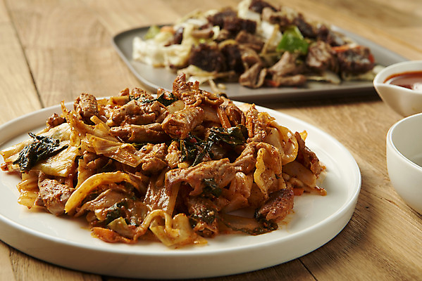 포토 JPG 스튜디오촬영 접시 실내 요리 사람없음 아웃포커스 담기 기호식품 순대곱창볶음 나무배경 야채곱창 국내포토 식기 음식 백그라운드 모션 촬영기법 내부 볶음 곱창 파일형식