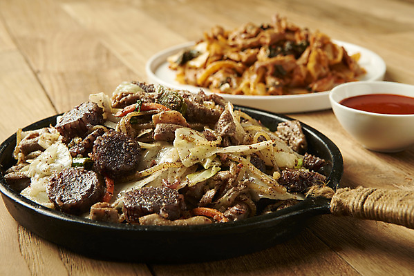 포토 JPG 스튜디오촬영 접시 실내 요리 사람없음 아웃포커스 프라이팬 소스 담기 기호식품 순대곱창볶음 나무배경 야채곱창 국내포토 식기 음식 백그라운드 모션 주방용품 촬영기법 내부 양념 볶음 곱창 파일형식